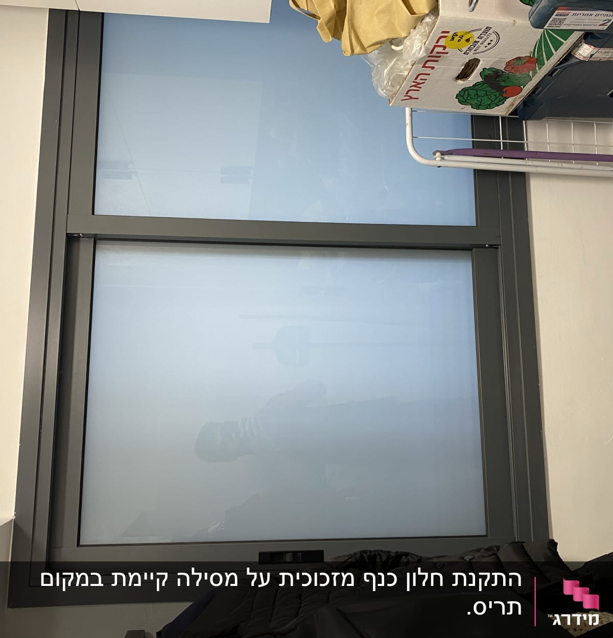 חלון אלומיניום עם מסגרת אפורה